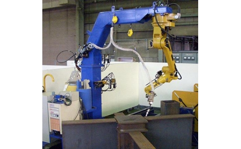 從焊接性能方面來(lái)說，焊接機(jī)器人性能更為穩(wěn)定